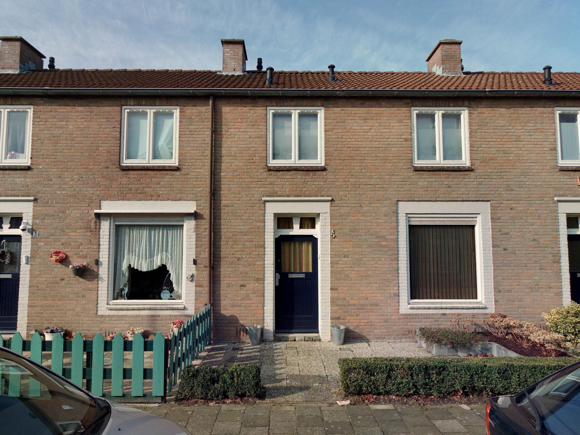 Tussenwoning te huur: Kardinaal van Rossumstraat 5, Fatima-villapark Roosendaal